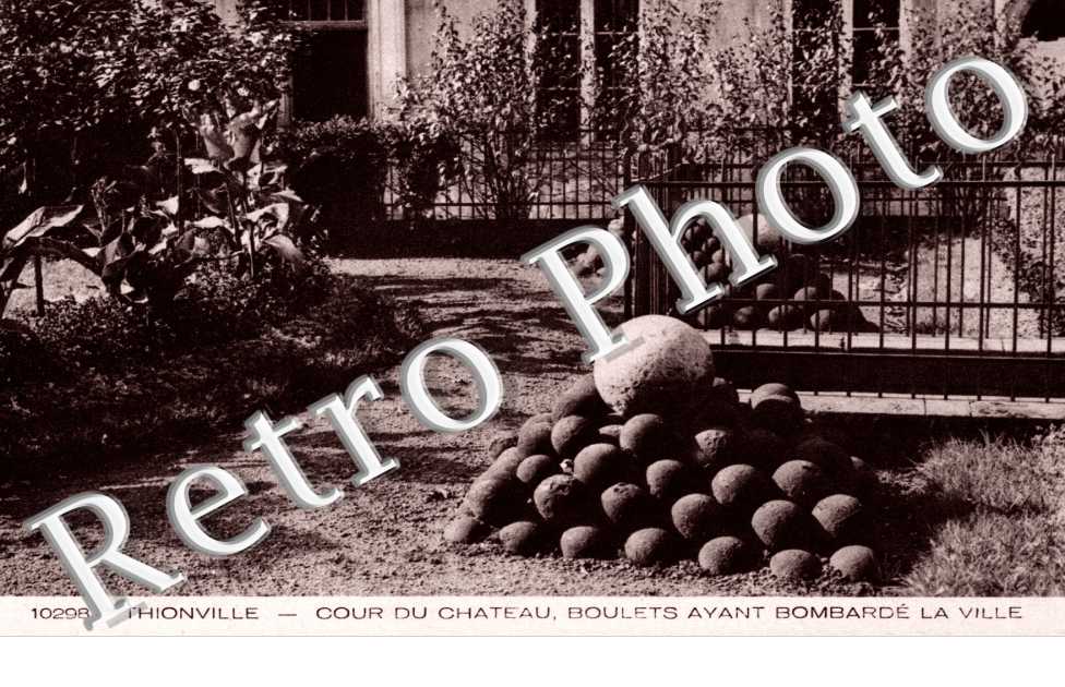 Cour du chateau - boulets ayant bombarde la ville