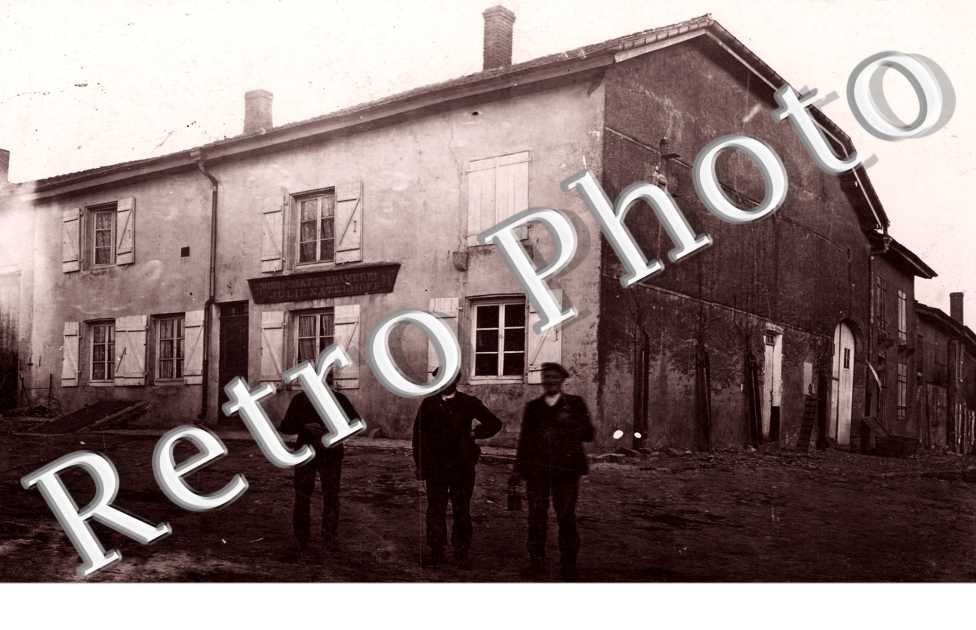 Un groupe d'Hommes pris en photos