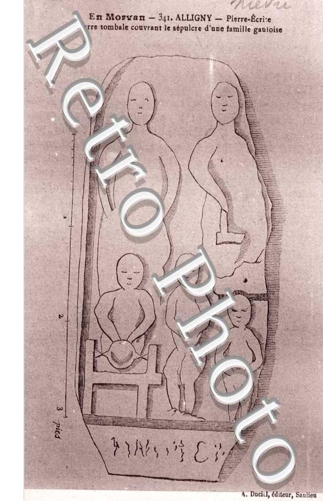 pierre tombale couvrant le sepulcre d'une famille gauloise