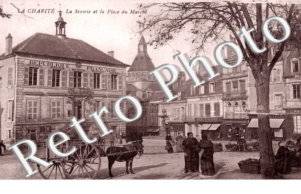 la mairie et la place du marche