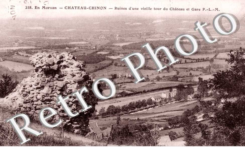 ruines d'une vieille tour du chateau et gare