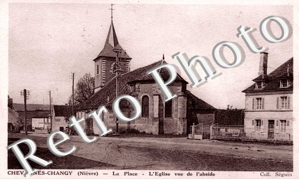 la place, l'eglise vue de l'abside