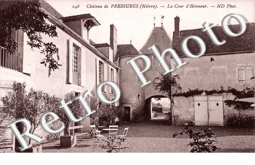 Chateau de Pressure - la cour d'honneur