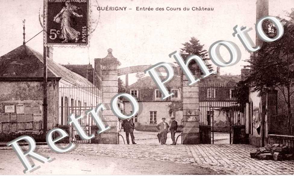 Entree des Cours du Chateau