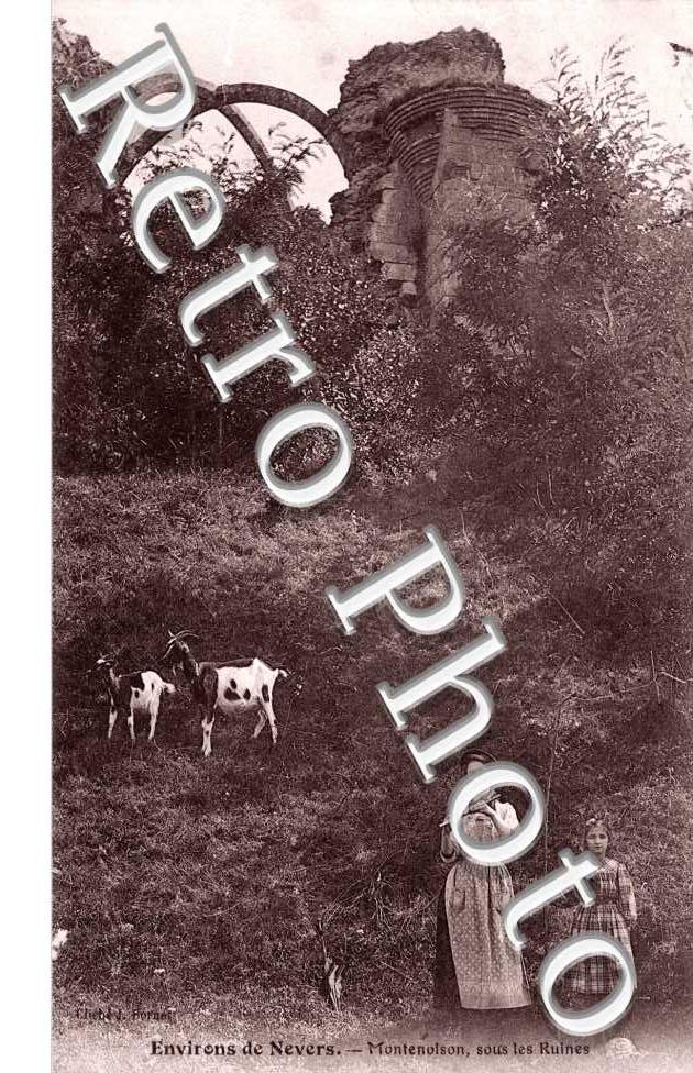 Jeunes filles autour des Ruines