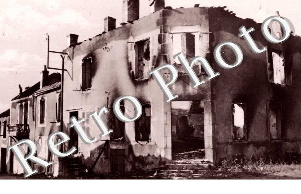 Place de la Mairie incendiee par les Allemands 25 juin 1944