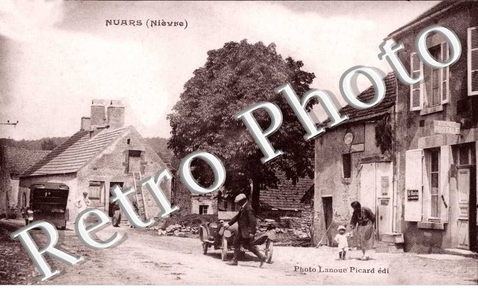 ( une rue du village )