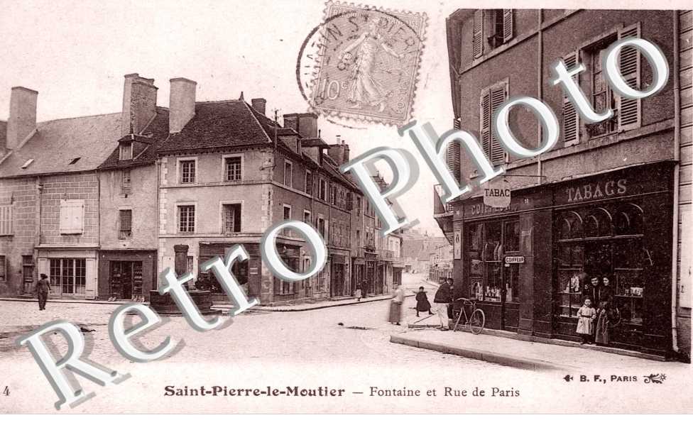 Fontaine et rue de Paris