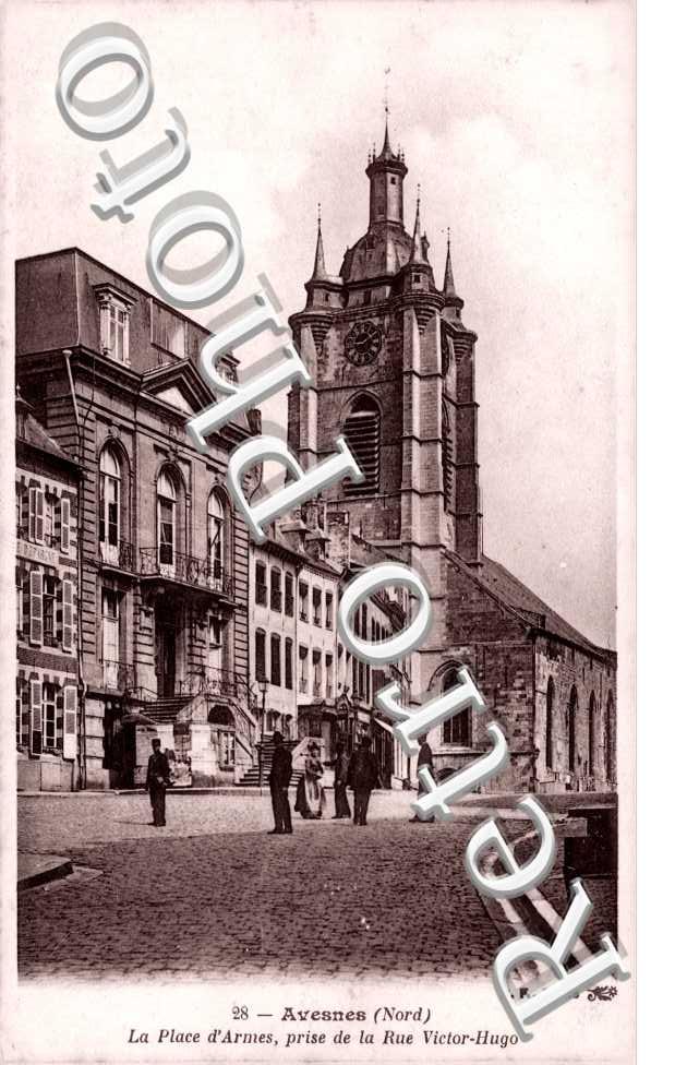 La Place d'Armes, prise de la rue Victor-Hugo