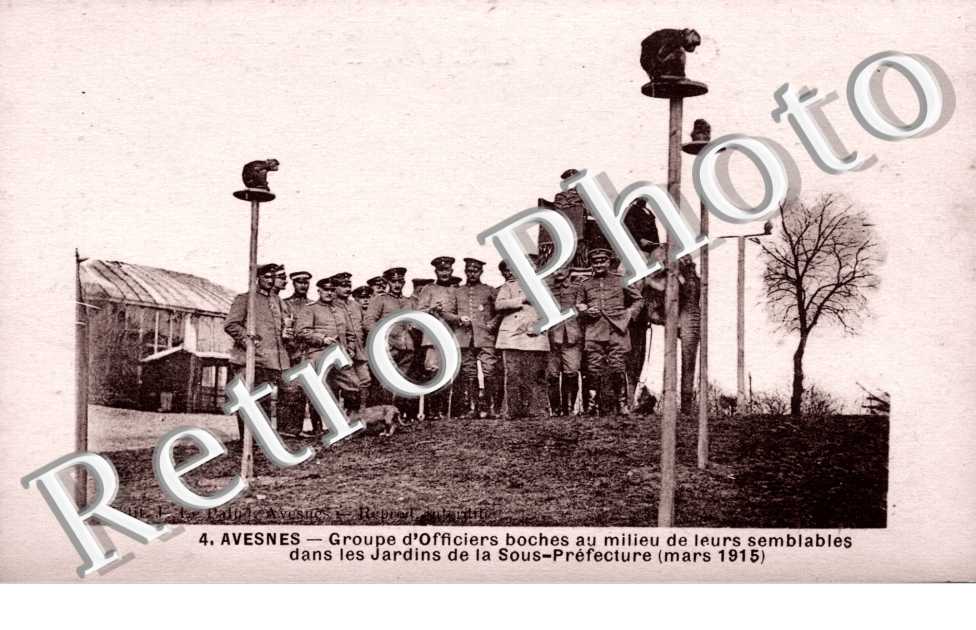 groupe d'officiers boches au milieu de leurs semblables dans les jardins de la sous-prefecture (mars 1915)
