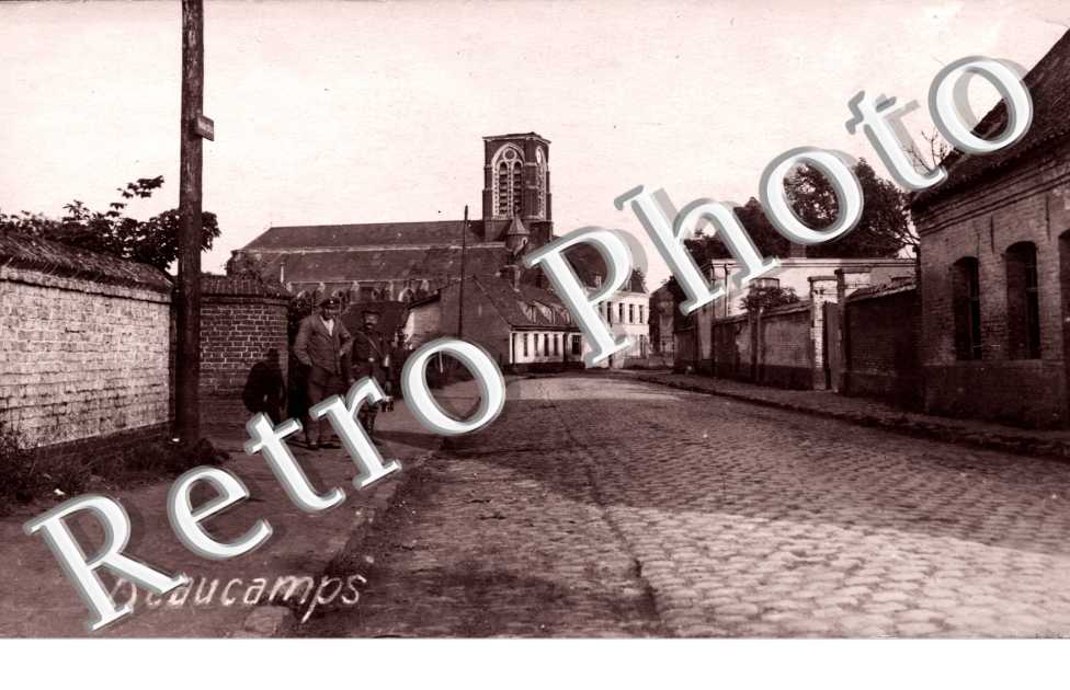 Beaucamps (une rue avec eglise)