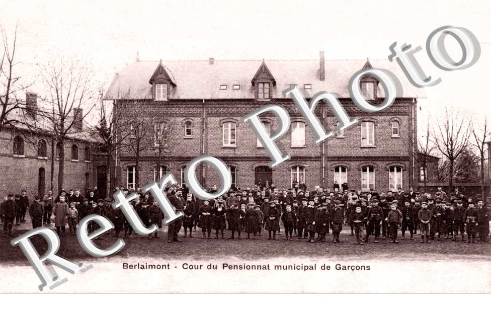 cour du pensionnat municipal de garcons