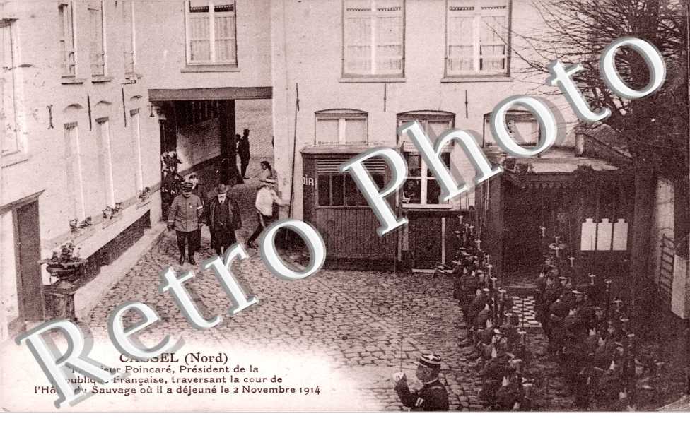 M. Poincaré traversant la cour de Hôtel du Sauvage