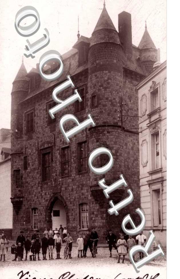 Un groupe d'enfants au pied d'un chateau