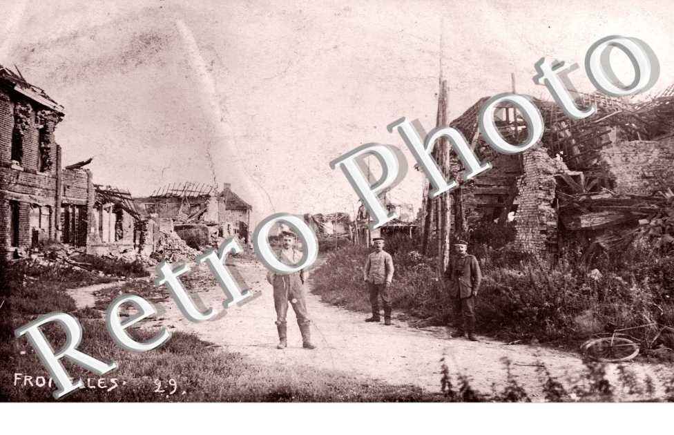 Militaires allemands dans rue en ruines