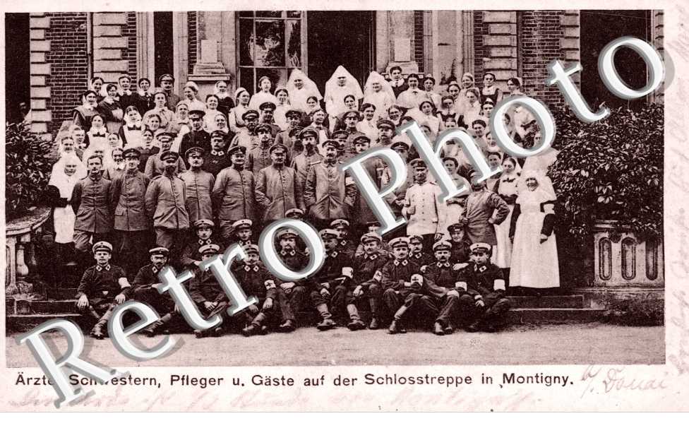 Arzte, Schwestern, Pflege u. Gaste auf der Schlosstreppe in Montigny - Hopital militaire allemand