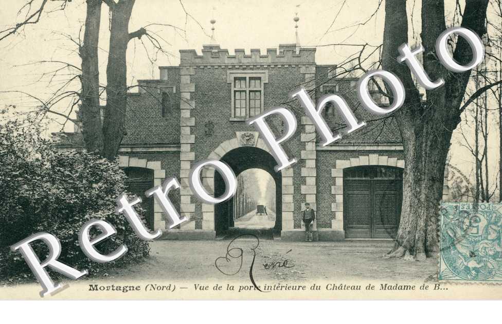 Vue de la porte intérieure du château de Madame B...