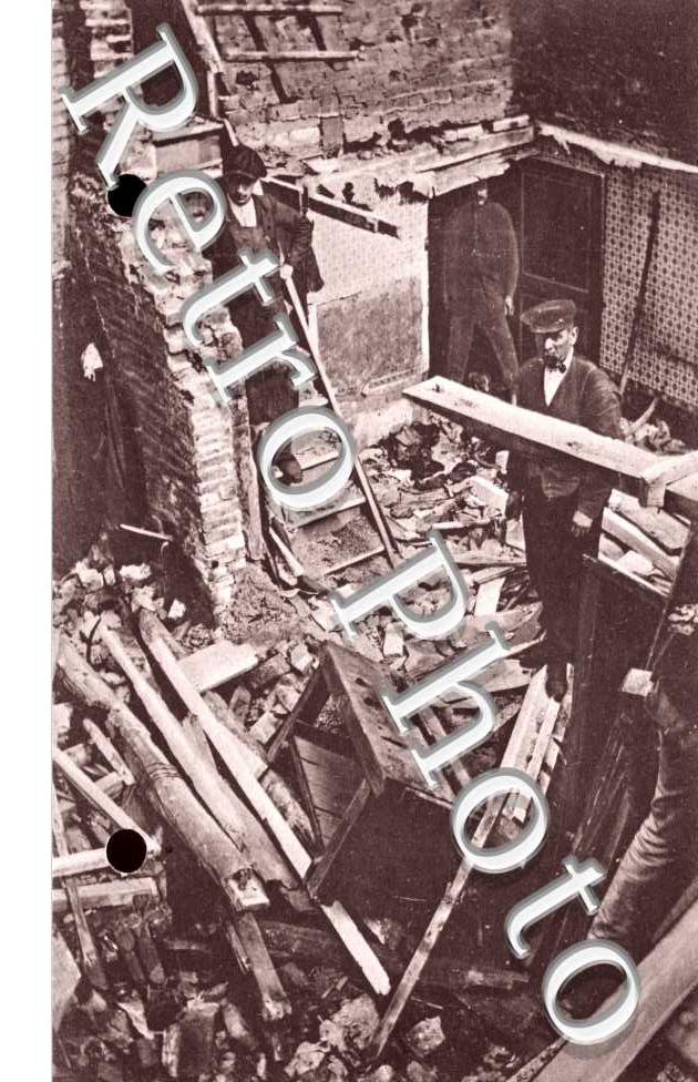 Durch Fliegerbombe zerstortes Wohnhaus