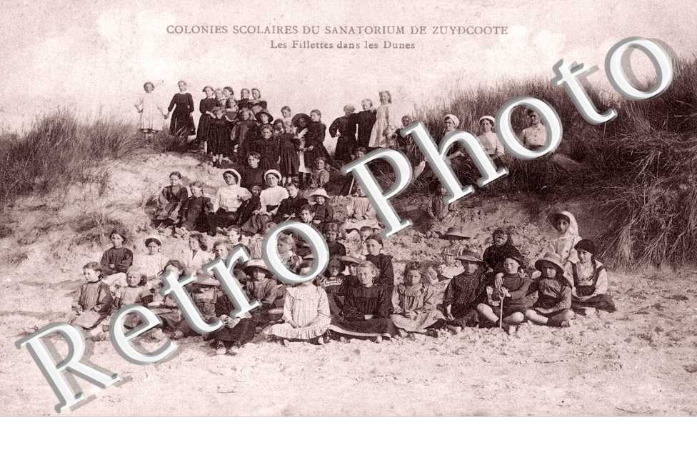 Colonies scolaires du sanatorium - fillettes dans les dunes