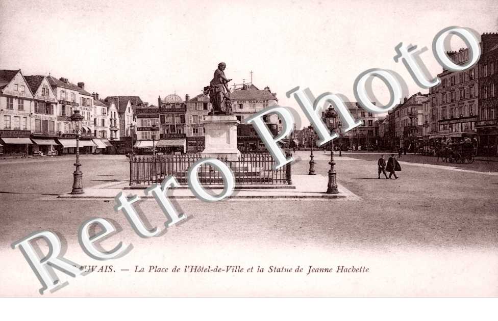 place de l'hotel de ville et statue de Jeanne Hachette