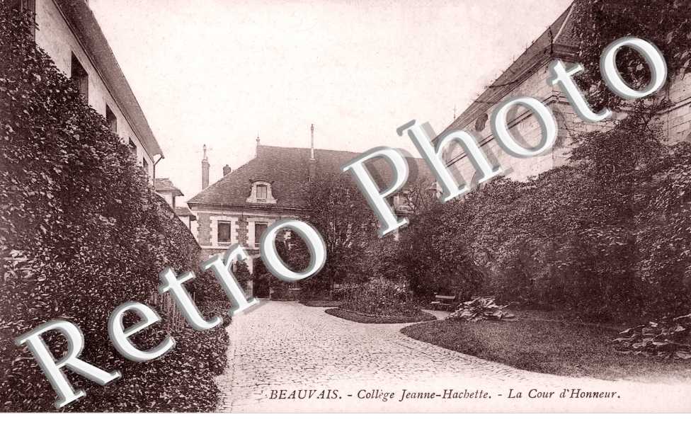 College Jeanne Hachette - la cour d'honneur