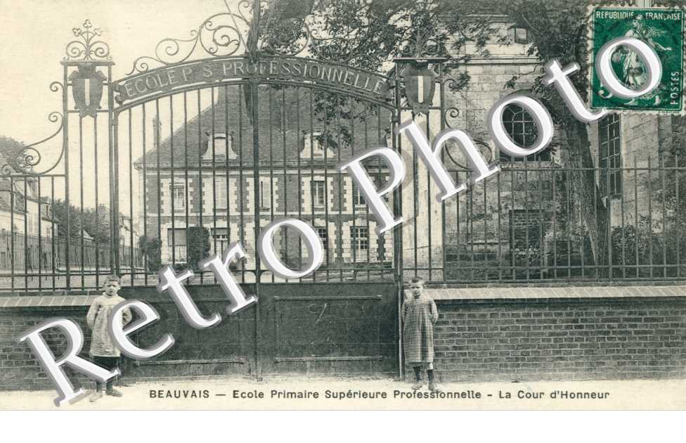 Ecole Primaire Superieure Professionnelle - la Cour d'honneur