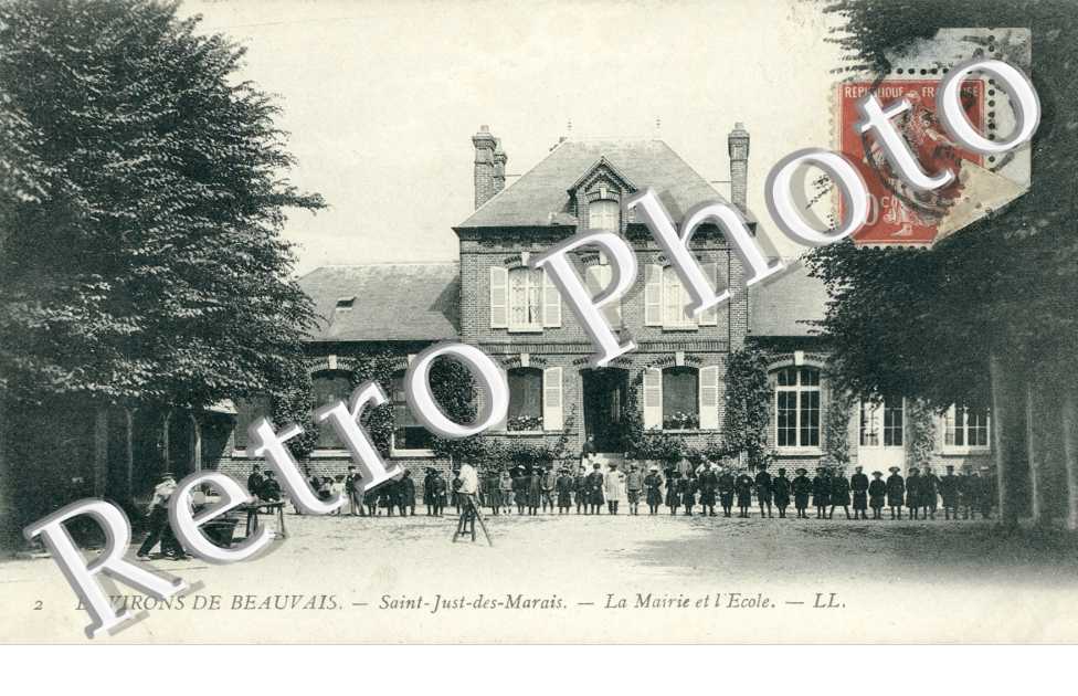 Saint-Just-des-Marais, la Mairie et l'Ecole
