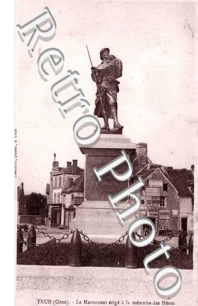Le monument erige a la memoire des heros