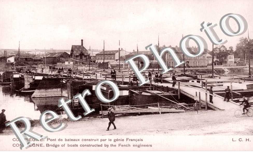 Pont de bateaux construit par le Genie Francais
