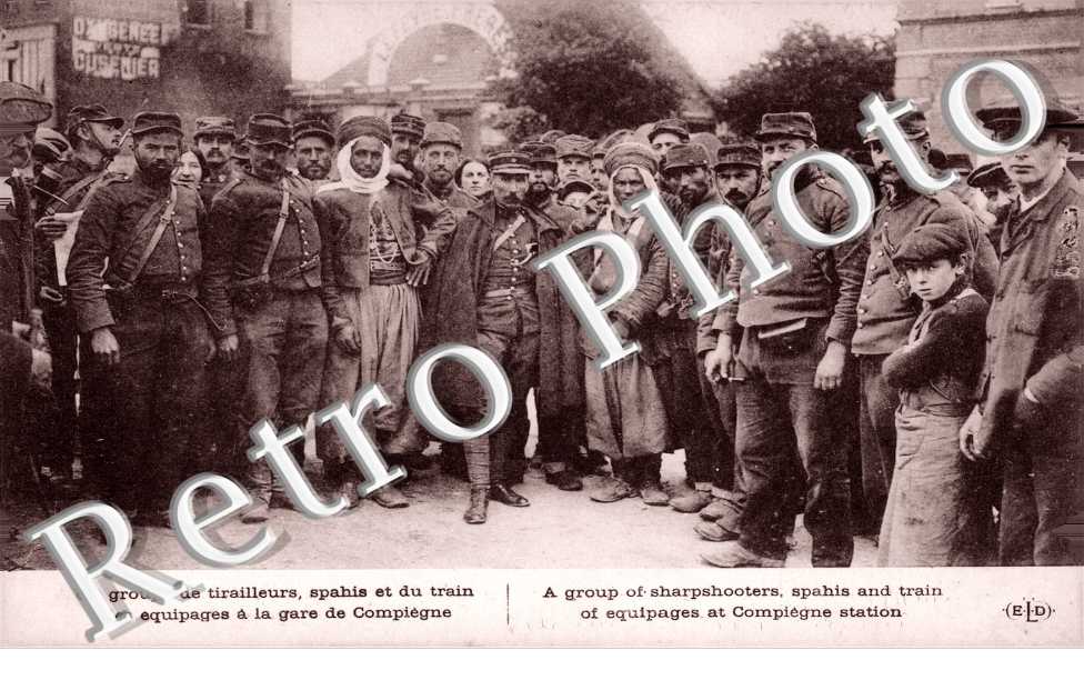 Un groupe de tirailleurs, spahis  a la gare