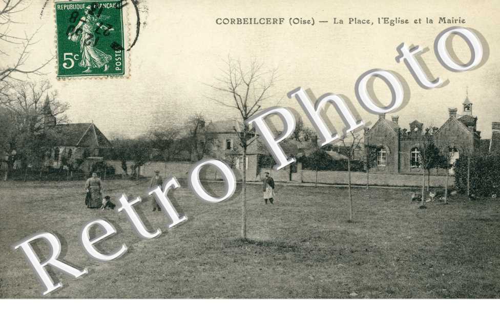 La place, l'eglise et la mairie