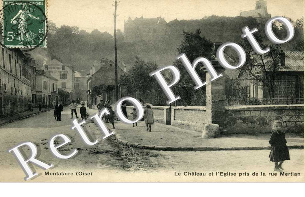 Le chateau et l'Eglise pris de la rue Mertian