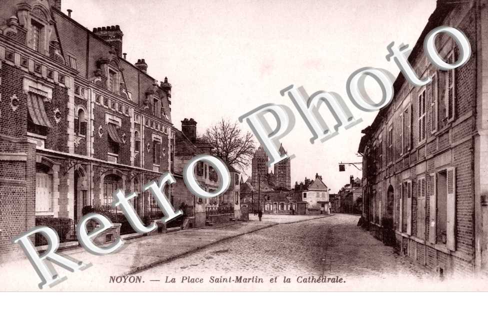 la place saint martin et la cathedrale