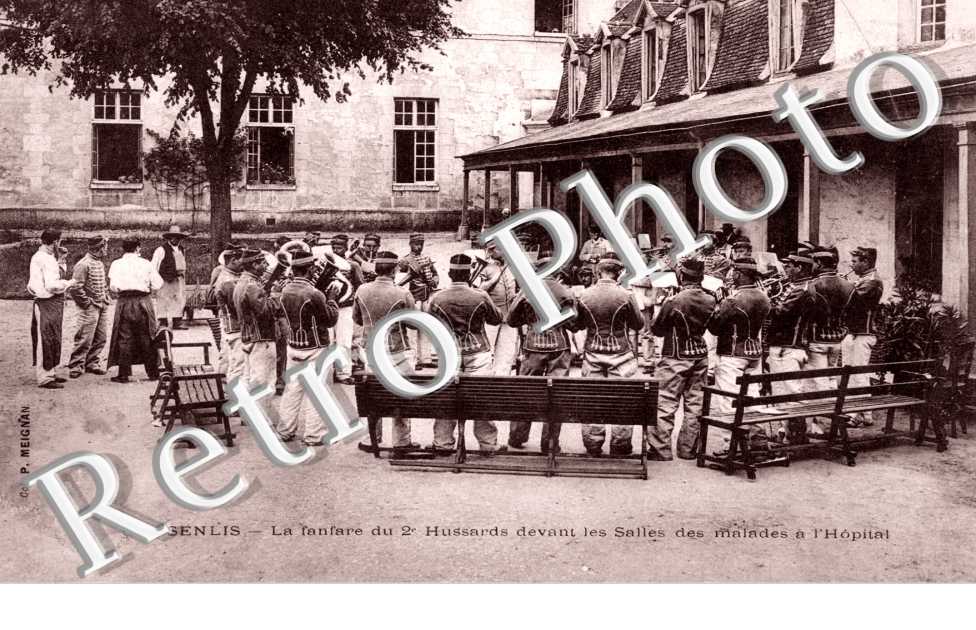 la Fanfare du 2eme Hussards devant la Salle des Malades a l'Hopital