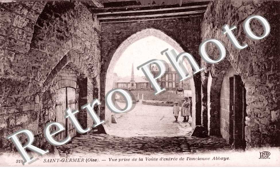 vue prise de la Voute d'entree de l'ancienne abbaye