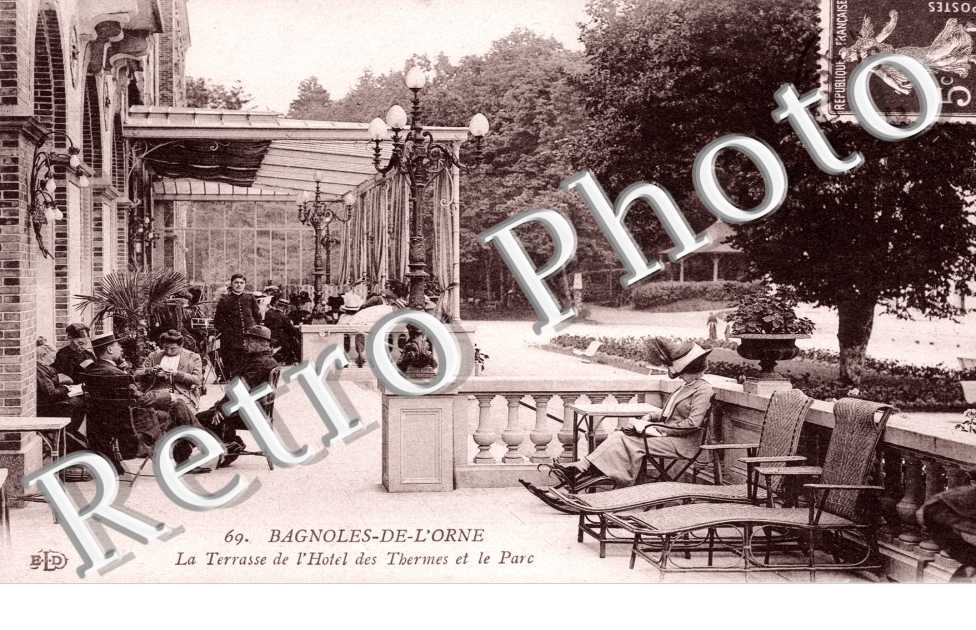 la terrasse de l'hotel des termes et le parc