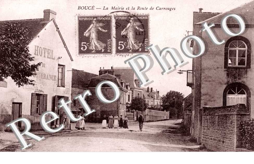 La Mairie et Route de Carrouges