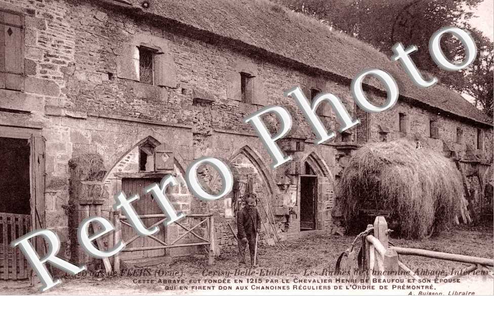 les ruines d'une ancienne abbaye, interieur