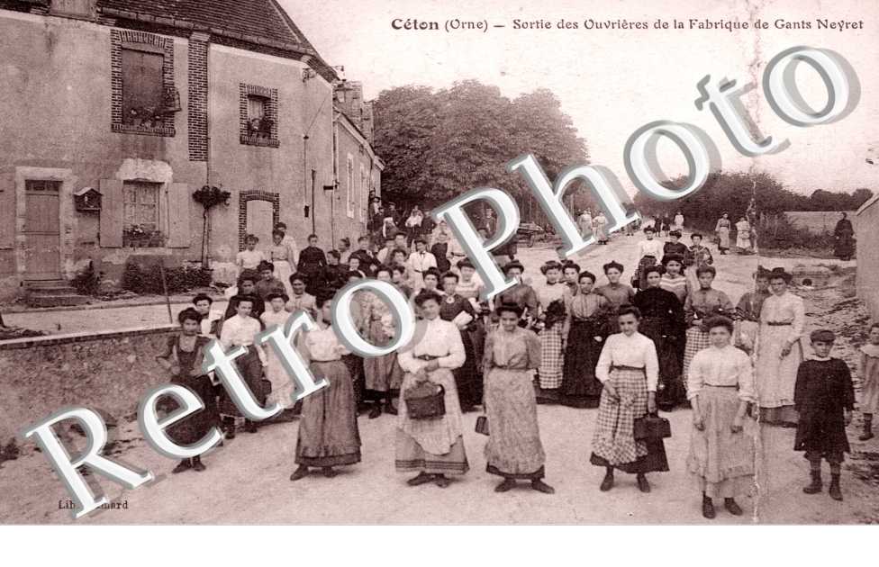 sortie des ouvrieres de la fabrique de gants Neyret