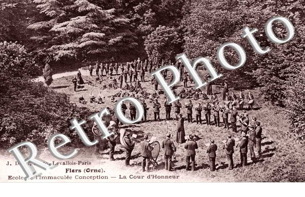 ecole secondaire libre de l'immaculee conception  La cour d'honneur
