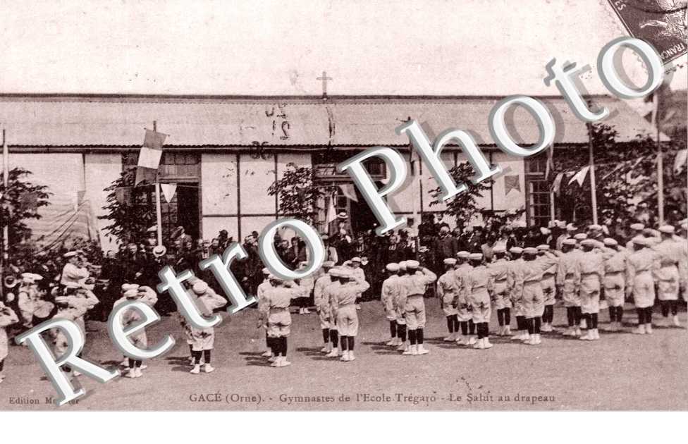 Gymnastes de l'ecole Tregaro - le salut au drapeau