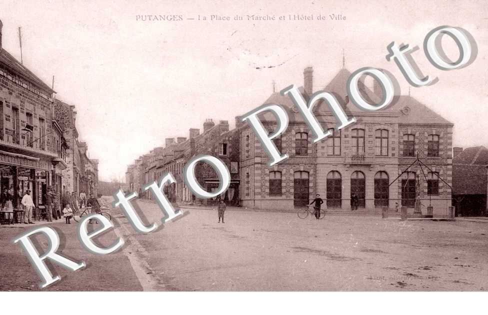 la place du marche et l'hotel de ville