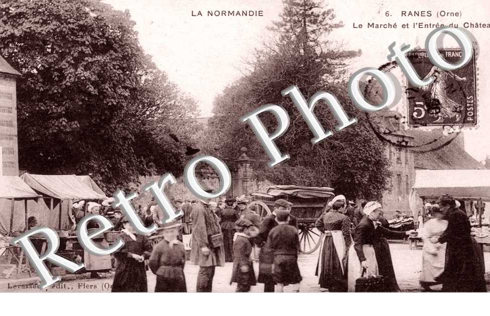 le marche et l'entree du chateau