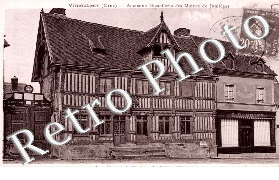 Ancienne Hostellerie des Moines de Jumieges  Actuellement le musee et la Caisse d'Epargne