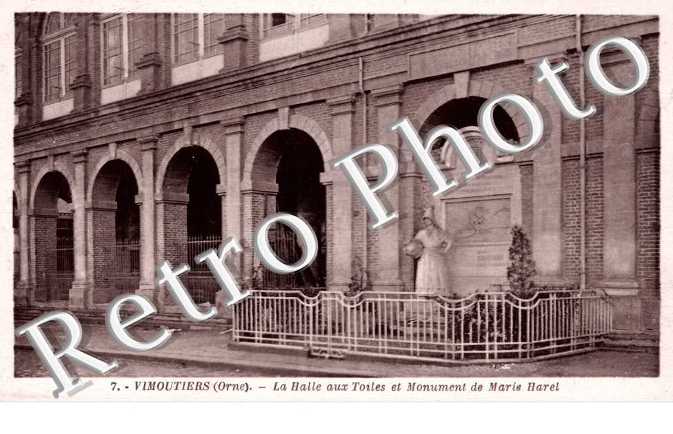 La Halle aux toiles et monument de Marie Harel