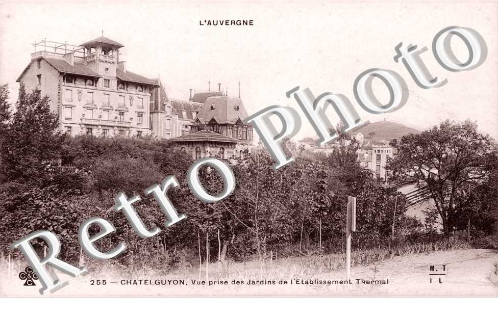 vue prise des jardins de l'Etablissement Thermal