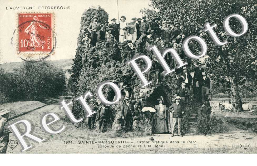 Grotte Touristique dans le Parc, Un Groupe de Pecheurs a la Ligne, Sainte-Marguerite