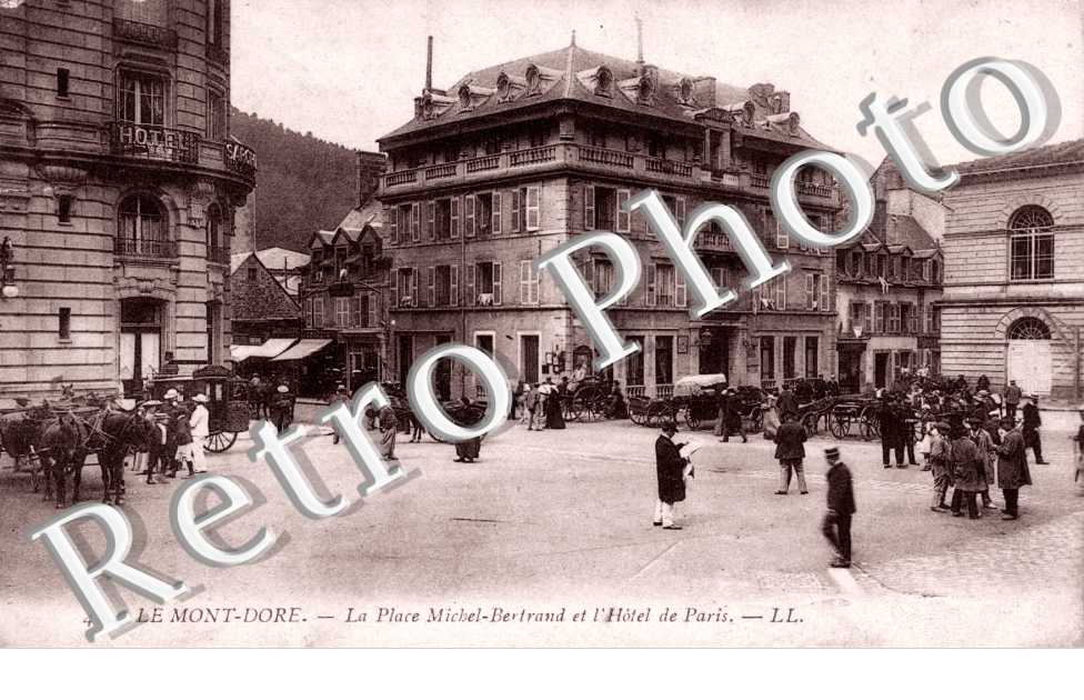 La Place Michel Bertrand - Hotel Sarciron et Hotel de Paris