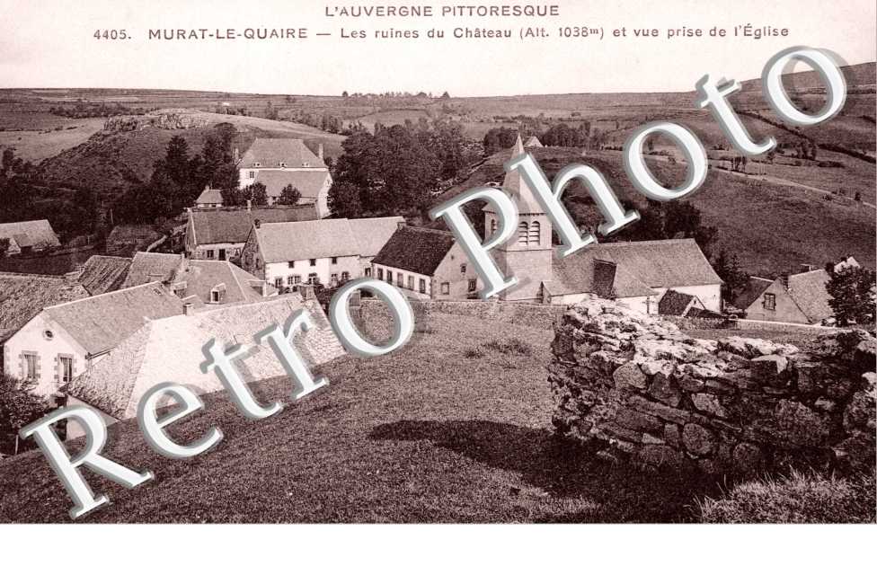 Vue prise de l'Eglise, les ruines du Chateau