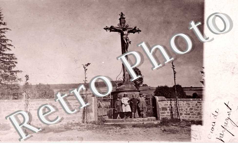 Enfants devant le calvaire
